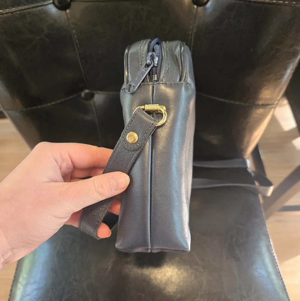 Etienne Aigner Navy Leather Bag with Gold Details - Picture 5 of 9